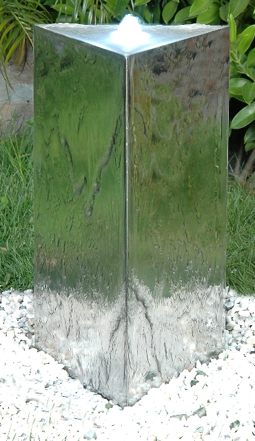 Fontana in acciaio a pilastro triangolare con luci LED